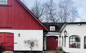 Stort rymligt rum i mysig lantlig miljö.