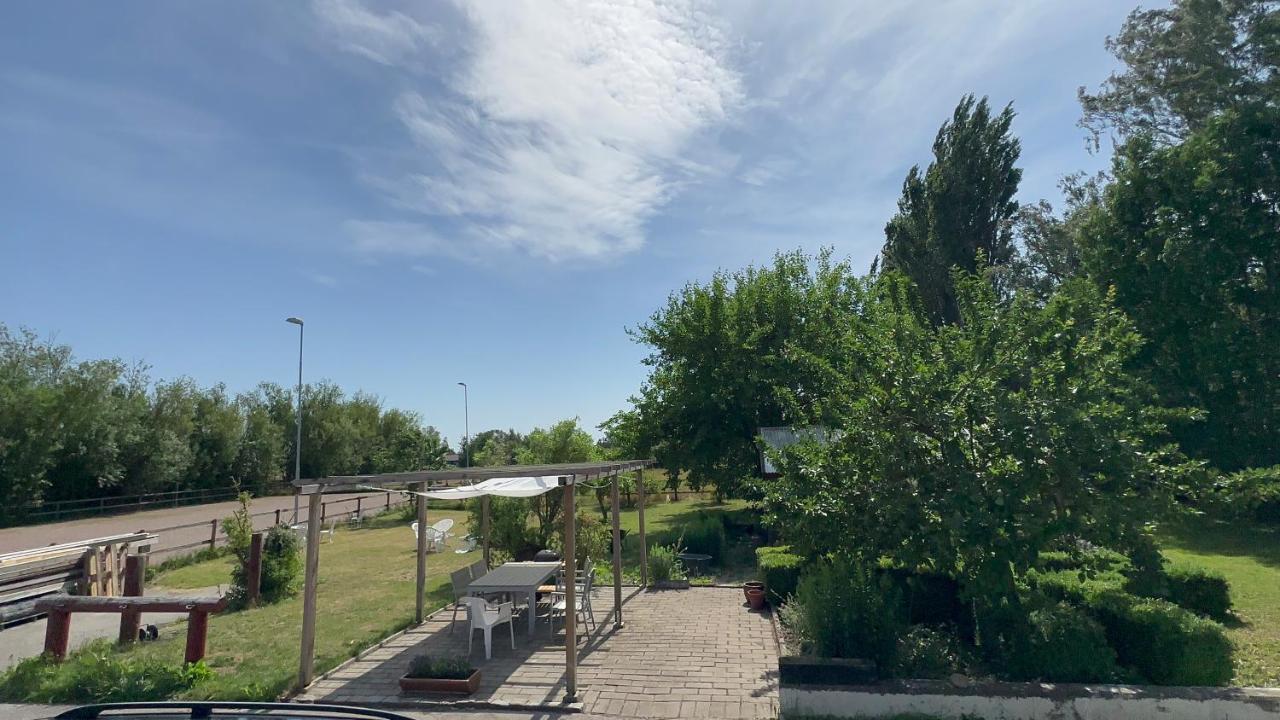 Stort rymligt rum i mysig lantlig miljö. Höllviken Exteriör bild